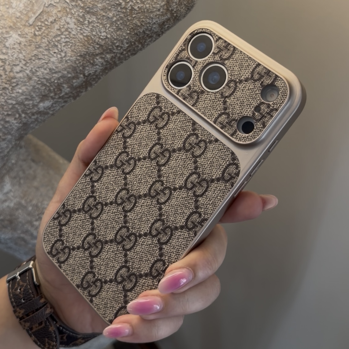 گارد gucci magnetic بدون ولت می باشد.