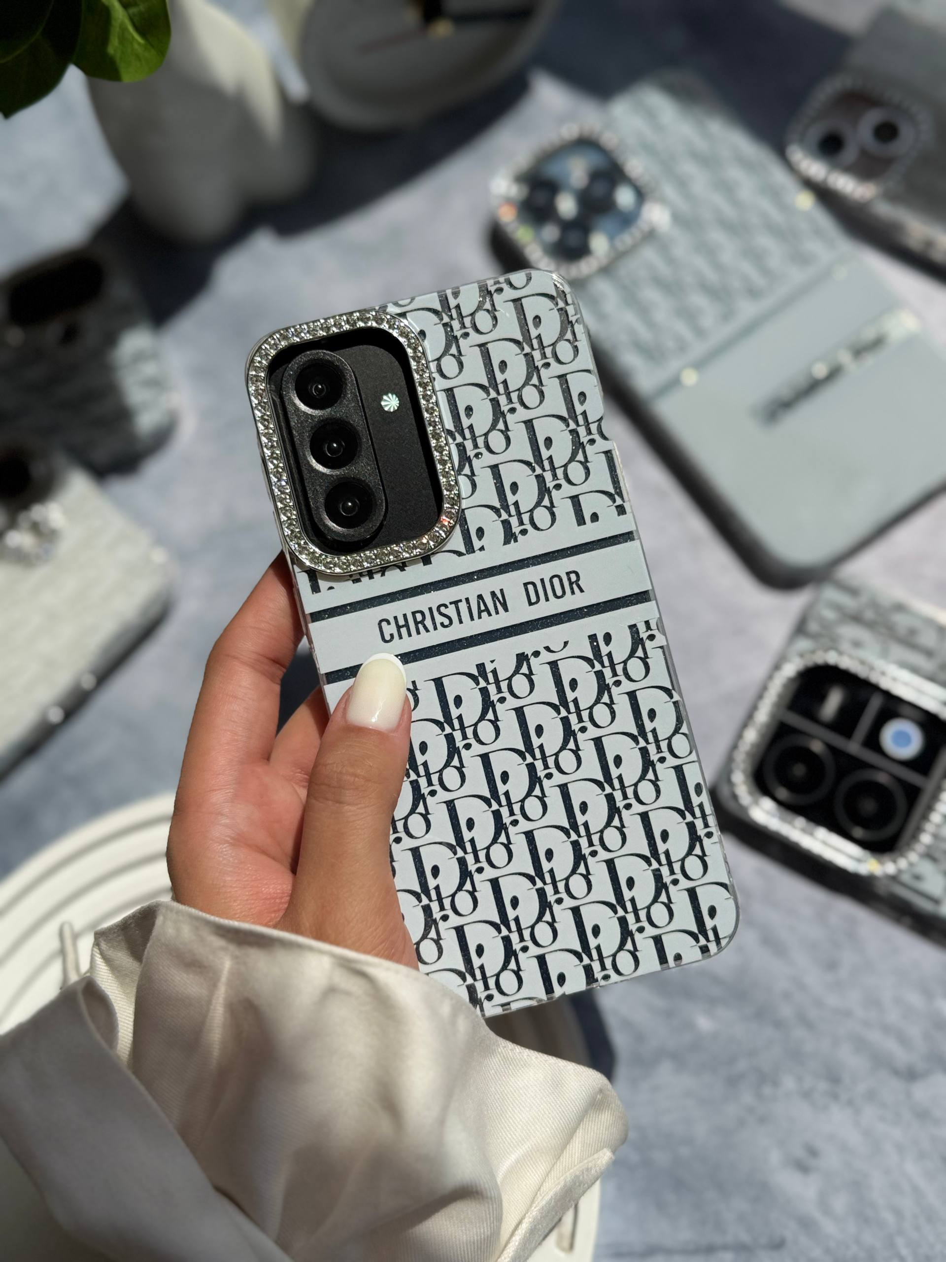 قاب White Christian Dior دور لنز نگین سامسونگ و شیائومی