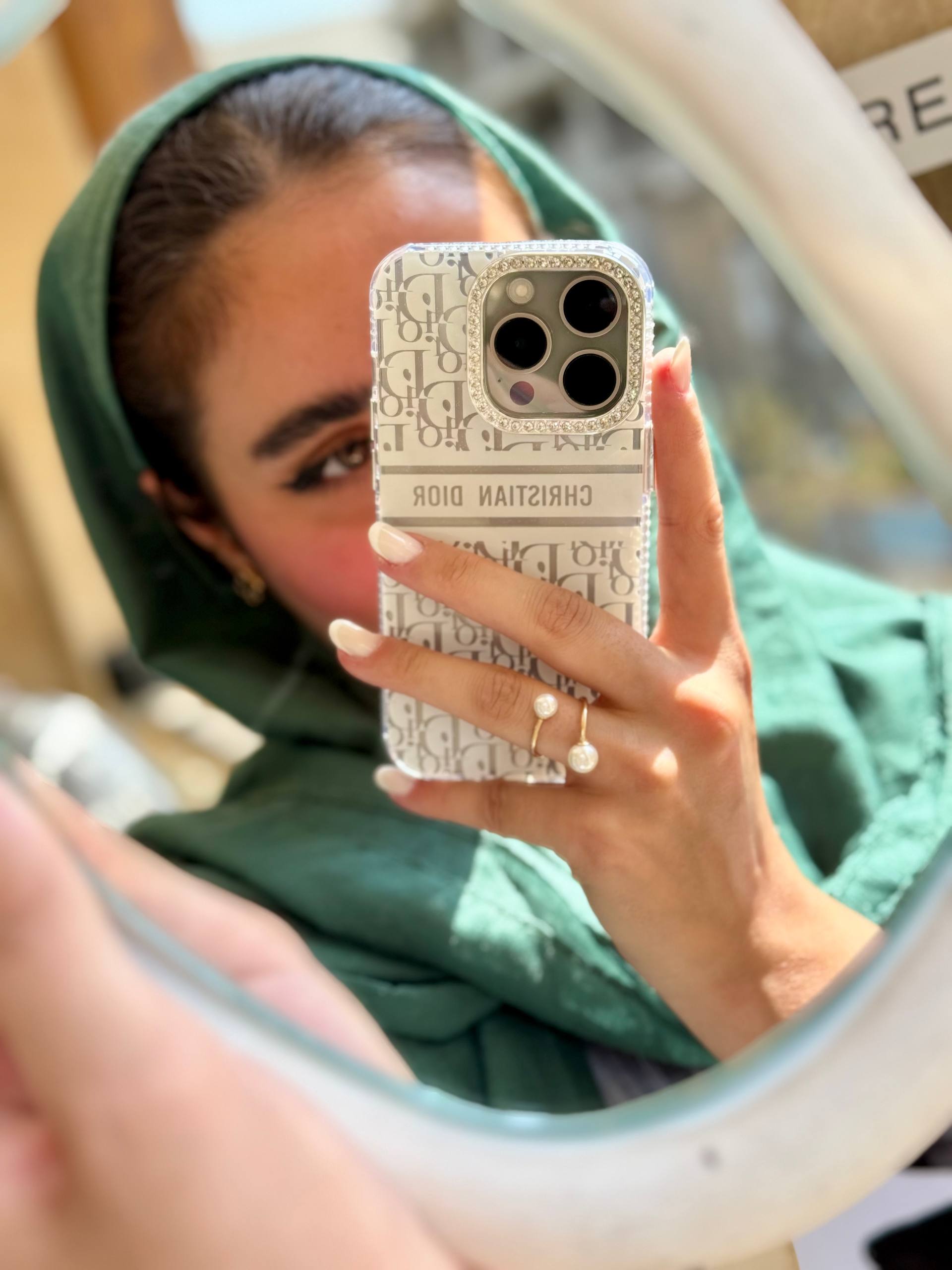 قابWhite Christian Dior دور لنز نگین آیفون